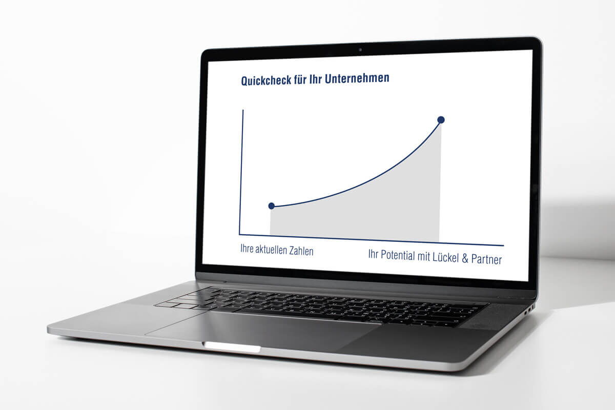 Laptop mit Grafik Quick-Check für Ihr Unternehmen und aufsteigendem Graphen